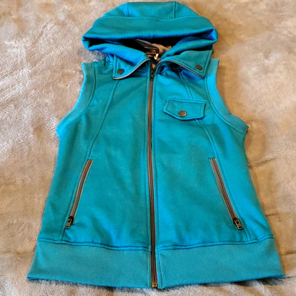 💥MOVING SALE💥 EVERYTHING MUST GO ❤️‍🔥 BNWOT Burton Vest with cloak hood
